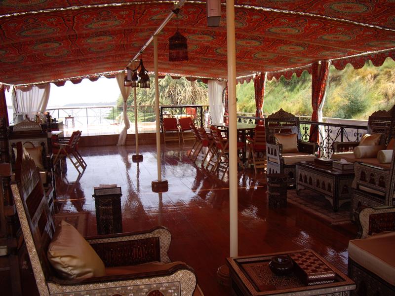 Überdachtes Loungedeck einer Dahabia mit orientalischen Textilien