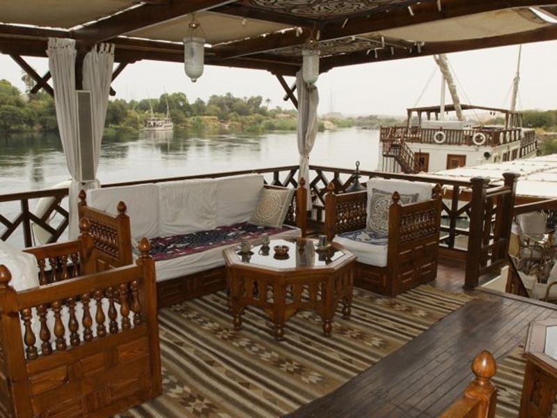 Offenes Dahabia-Deck mit Sitzgruppe und Blick auf den Nil