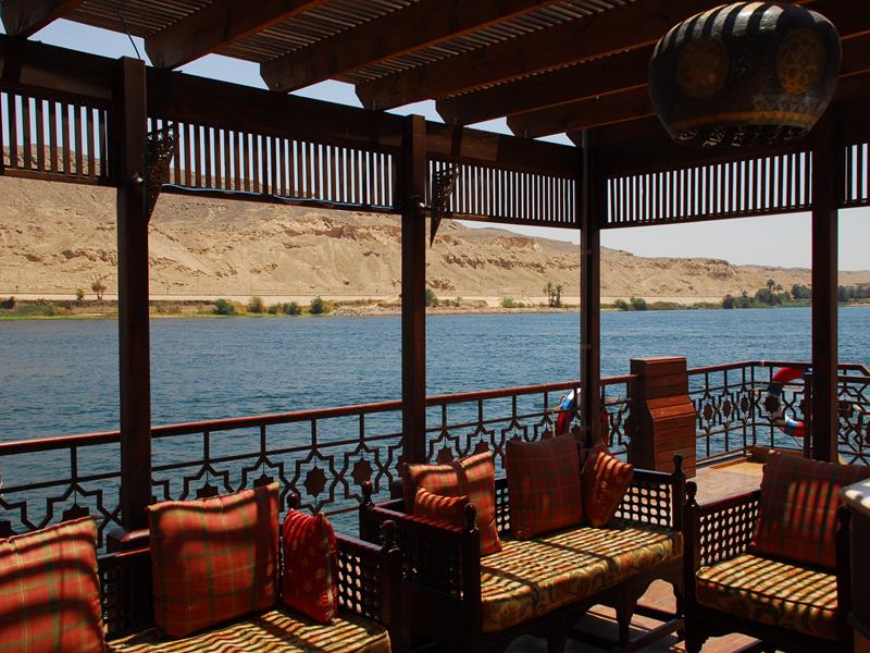 Schattiges Dahabia-Deck mit Blick auf das Nilufer