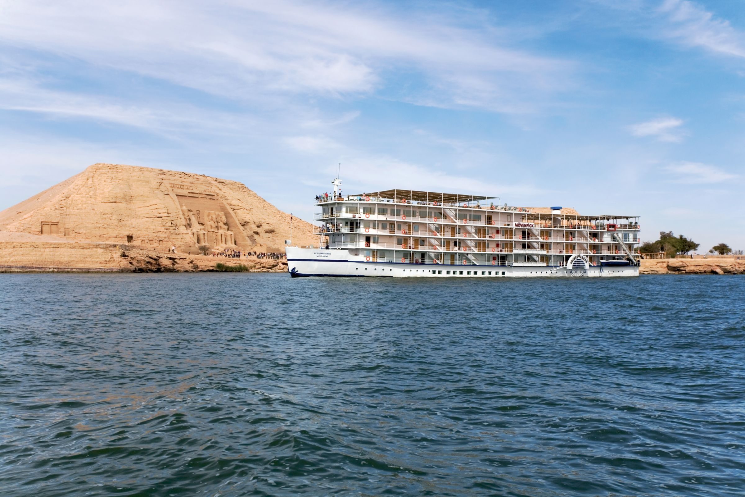 Nasserseeschiff in der nubischen Landschaft